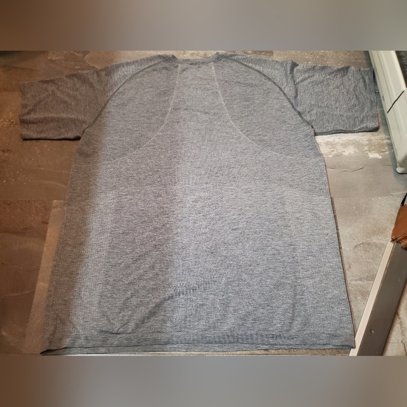 Lululemon "Live in Practice" Metal Vent short sleeves shirt. Grey. Size XXL. - Picture 4 of 8